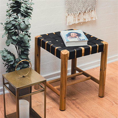 NOOKA Pall med Svart Sits - Rekommenderat pris 899,-