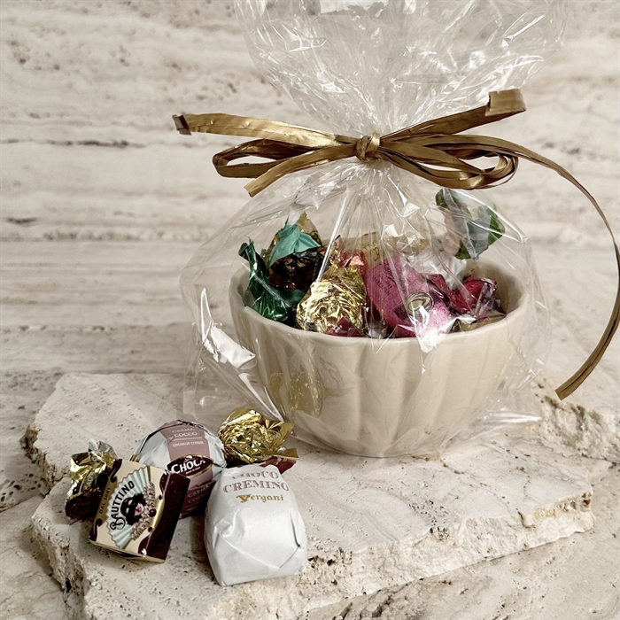Bloomingville enfärgad keramikskål med 250 gram lyxig chokladblandning.