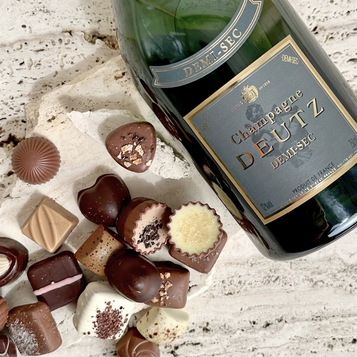 Deutz Demi sec Champagne med 18 lyxig dessertchoklad i träskrin