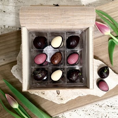 Bambuask med 18 Danska Handgjorda Påskägg