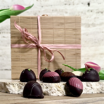 Bambuask med 18 Danska Handgjorda Påskägg