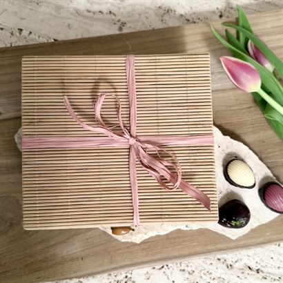 Bambuask med 18 Danska Handgjorda Påskägg