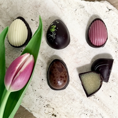 Bambuask med 18 Danska Handgjorda Påskägg