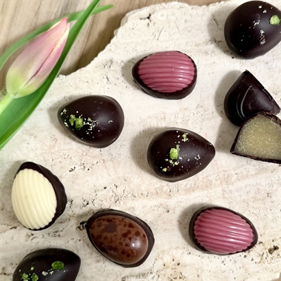 Bambuask med 18 Danska Handgjorda Påskägg