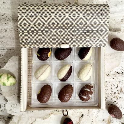 Mönstrad bambulåda med 9 Belgiska Gourmet Påskägg 115 gram