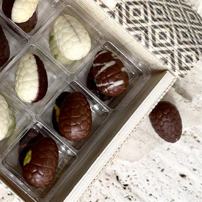 Mönstrad bambulåda med 18 Belgiska Gourmet Påskägg 230 gram