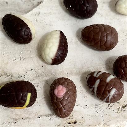 Mönstrad bambulåda med 18 Belgiska Gourmet Påskägg 230 gram