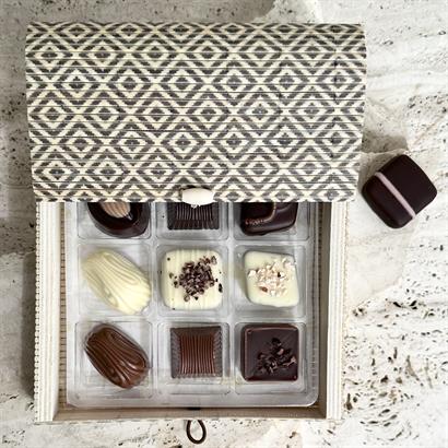 Mönstrad bambulåda med 18 Belgiska gourmet dessertchoklad 240 gram