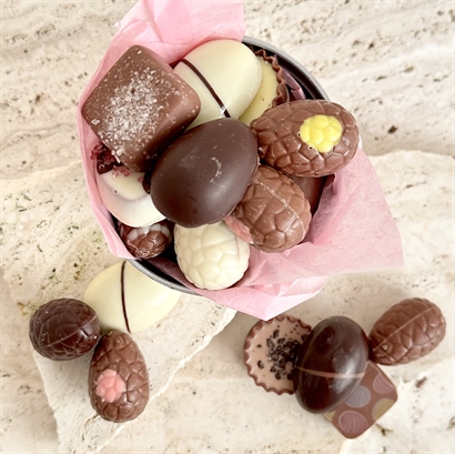 Mässing Påskägg 13 cm med Belgiska Gourmet Dessertbitar och Handgjorda Danska Påskägg 250g