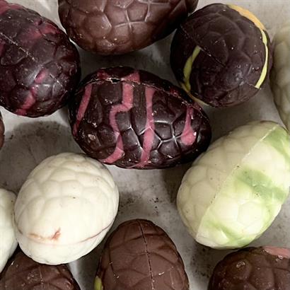 Mönstrad bambulåda med 18 Belgiska Gourmet Påskägg 230 gram