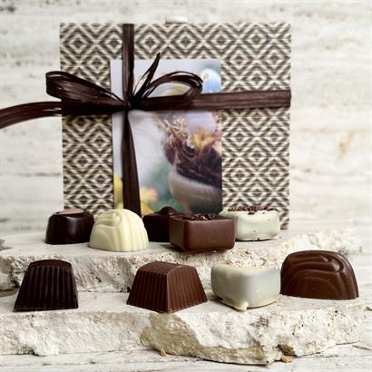 Mönstrad bambusask med 9 Belgiska gourmet dessertchoklad 120 gram