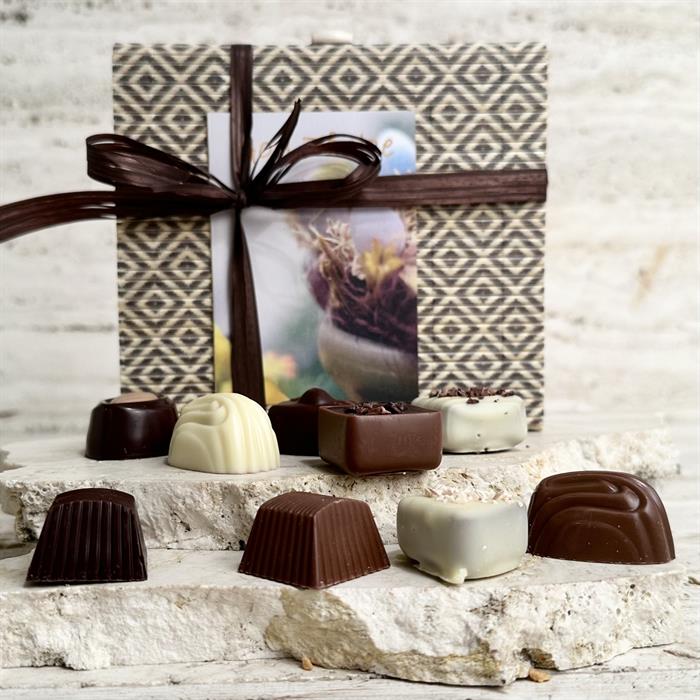 Mönstrad bambusask med 9 Belgiska gourmet dessertchoklad 120 gram
