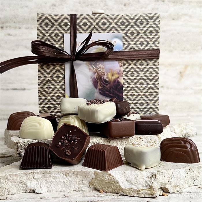 Mönstrad bambulåda med 18 Belgiska gourmet dessertchoklad 240 gram