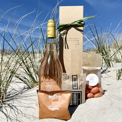 Sommarpresent med Alkoholfri rabarber cider och läckra snacks