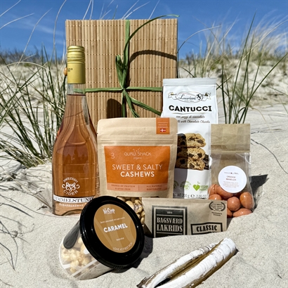 Sommarpresent i bambulåda med Alkoholfri Rabarber cider och massor av läckra snacks