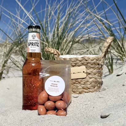 Sommarpresent. Jutekorg med alkoholfri Spritz och chokladmandlar
