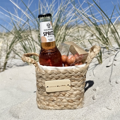 Sommarpresent. Jutekorg med alkoholfri Spritz och chokladmandlar