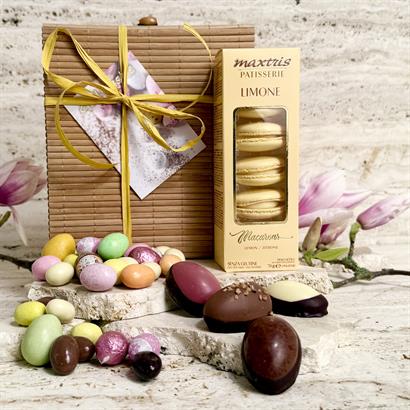Bambuslåda med stora danska handgjorda påskägg, lyxig påskblandning och Macarons