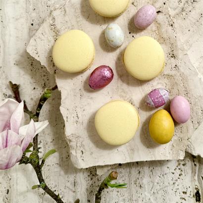 Bambuslåda med stora danska handgjorda påskägg, lyxig påskblandning och Macarons
