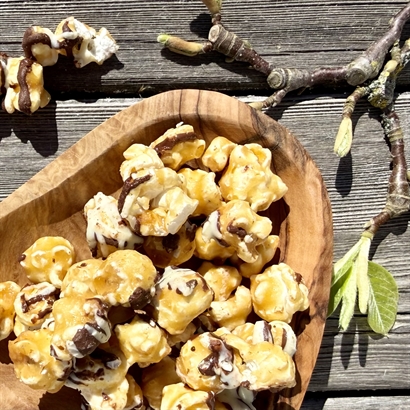 Sommarpresent i bambulåda med Alkoholfri Rabarber cider och massor av läckra snacks