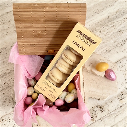 Bambuask med 300 gram lyxig påskblandning och äkta italienska macarons