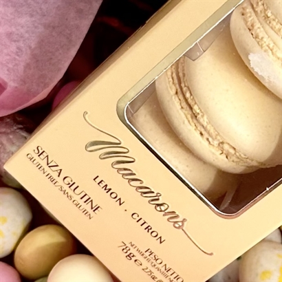Bambuask med 300 gram lyxig påskblandning och äkta italienska macarons