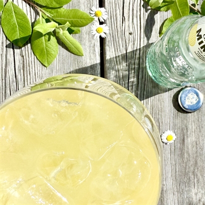 Bambuslåda med Alkoholfri Mimosa, Italienska Amalfimandlar och Salta Mandlar.