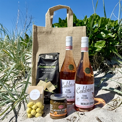 Sommarpresent med 2 flaskor rosé och läckerheter för en mysig picknick