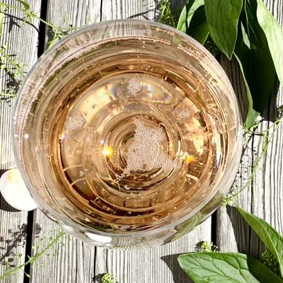 Sommarpresent med 2 flaskor rosé och läckerheter för en mysig picknick