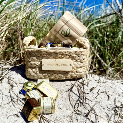 Jute Korg med Blomsteräng och Italiensk Choklad Passion 500 gram