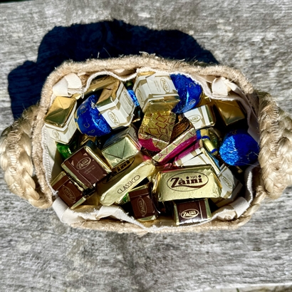 Jute Korg med Blomsteräng och Italiensk Choklad Passion 500 gram