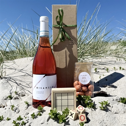 Rosé sommarpresent med spel och italienska chokladmandlar