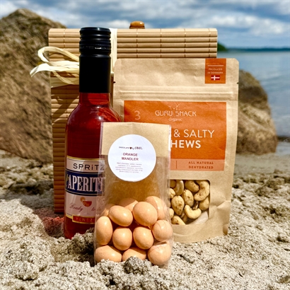 Spritz sommarpresent i bambulåda med Läcker Snacks och chokladmandlar