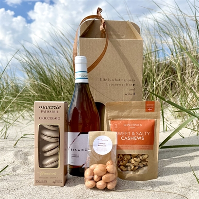 Rosé sommarpresent med Italienska Chokladmandlar, Macarons och Snacks