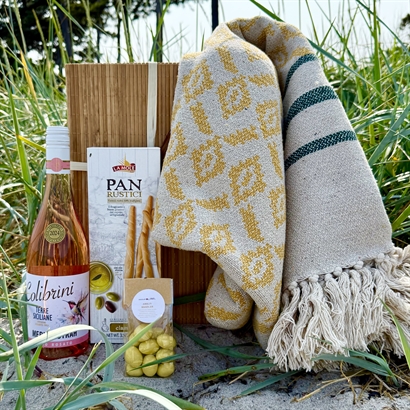 Rustik Bambuslåda med Bloomingville pläd, Rosé och Italienska Delikatesser