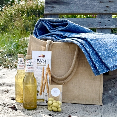 Sommarpresent alkoholfri med Bloomingville strandfilt, ice tea och snacks