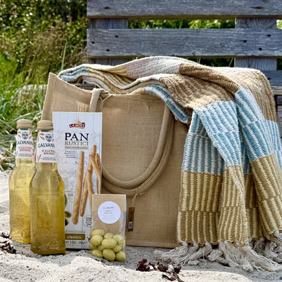 Alkoholfri sommarpresent - Ice Tea, Snacks och återvunnen Bloomingville pläd i Jute strandväska