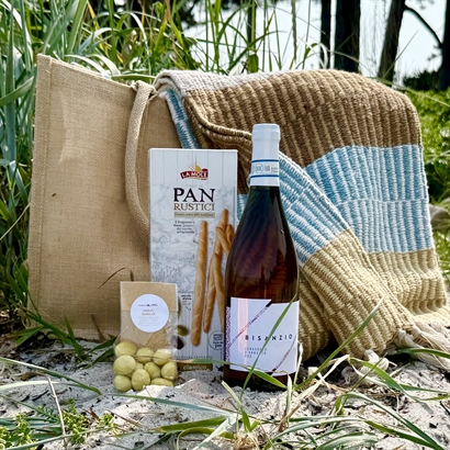 Lyxig sommarpresent - Rosé, Snacks och återvunnen Bloomingville pläd i Jute strandväska
