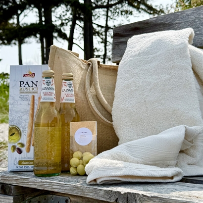 Alkoholfri sommarpresent - Ice Tea, Snacks och 2 strandhanddukar i Jute strandväska