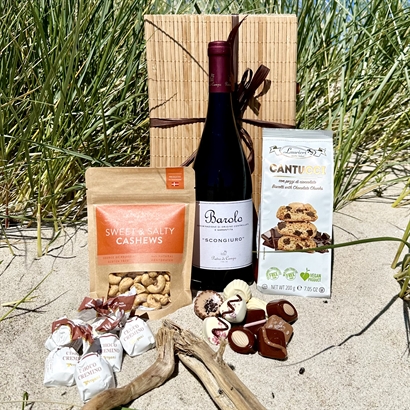 Bambulåda med Barolo 2017, Belgisk choklad, Cantucci och Salta Cashewnötter