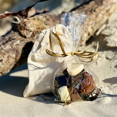 Sommarpresent. 14 st. Belgiska Hembakade chokladbitar i GOTS ekologisk påse.