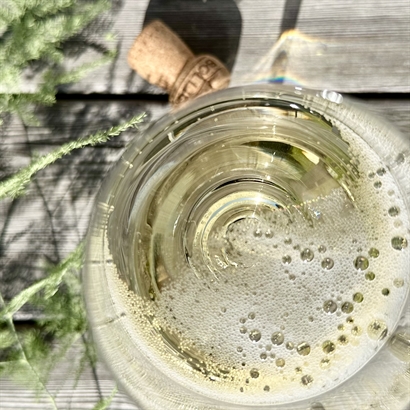 Vackert träskrin med Moet Champagne och 18 bitar lyxig dessertchoklad.