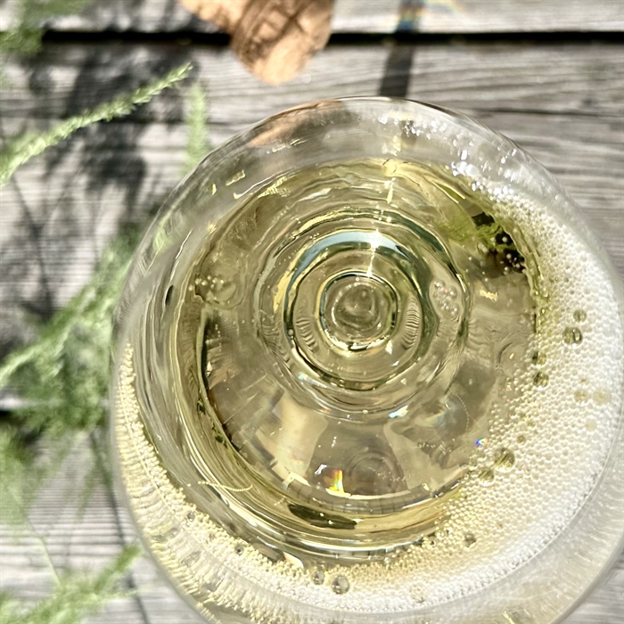 Vackert träskrin med Italiensk Spumante och 18 stycken Lyxig dessertchoklad