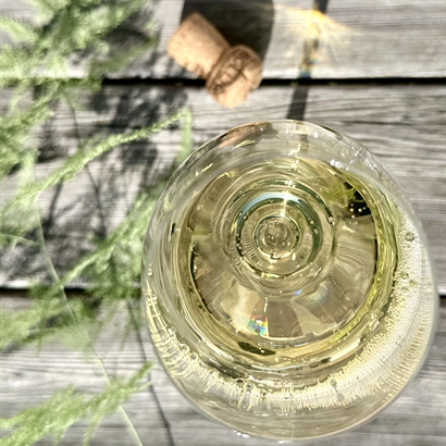 Lyxig sommarpresent i bambulåda med 2 flaskor Italienskt Vitt Vin och massor av Snacks
