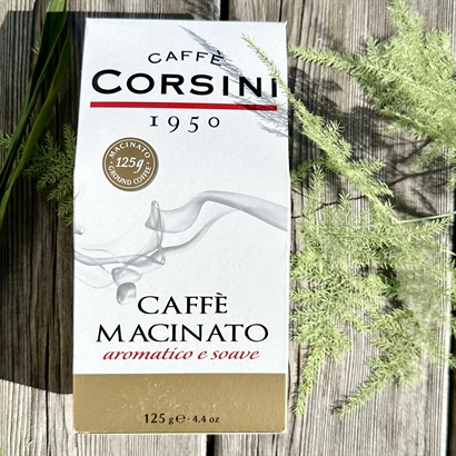 Jättestor julkorg med allt vad hjärtat begär. Delikatesser vin, portvin, delikatesser, lakrits och choklad