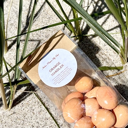 Lyxig sommarpresent i bambulåda med 2 flaskor Italienskt Vitt Vin och massor av Snacks