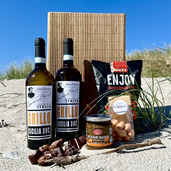 Lyxig sommarpresent i bambulåda med 2 flaskor Italienskt Vitt Vin och massor av Snacks