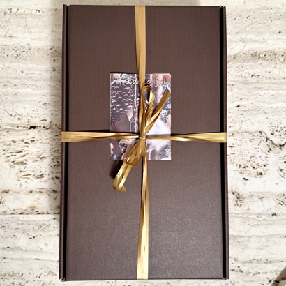 Alkoholfri Gåvokorg med läcker Choklad och snacks.