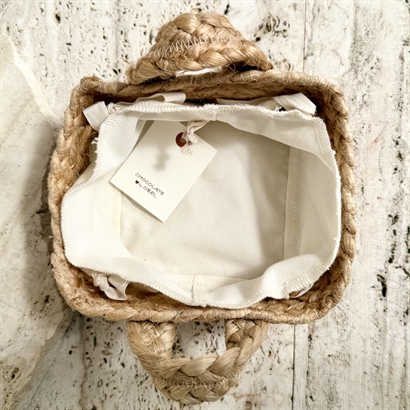 Meningsfull gåva i jutekorg – hållbar gåva med lakrits, choklad & fröbomb