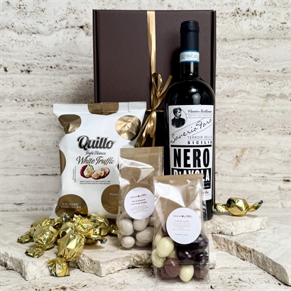 Presentkorg med italienskt vin, snacks och choklad